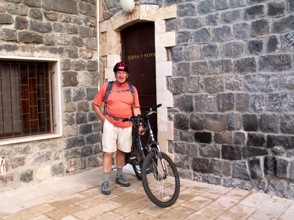 Back at Casa Nova after 8 hours! (11 Nov 09). Proof that the 'old man' at
least had a bike - and he did cycle the whole circumference of the Lake!! Back at Casa Nova after 8 hours! (11 Nov 09). Proof that the 'old man' at